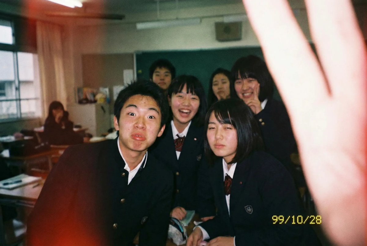 Low-quality disposable camera high school snapshot prompt-MeigenAIGallery